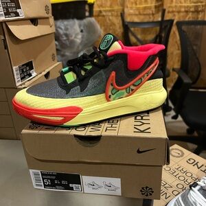 Kyries Nike Black and Red Sneakers 5y